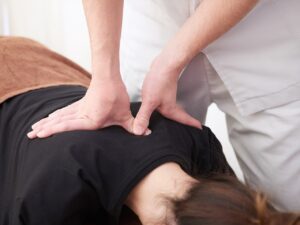 肩甲骨を正しい位置に