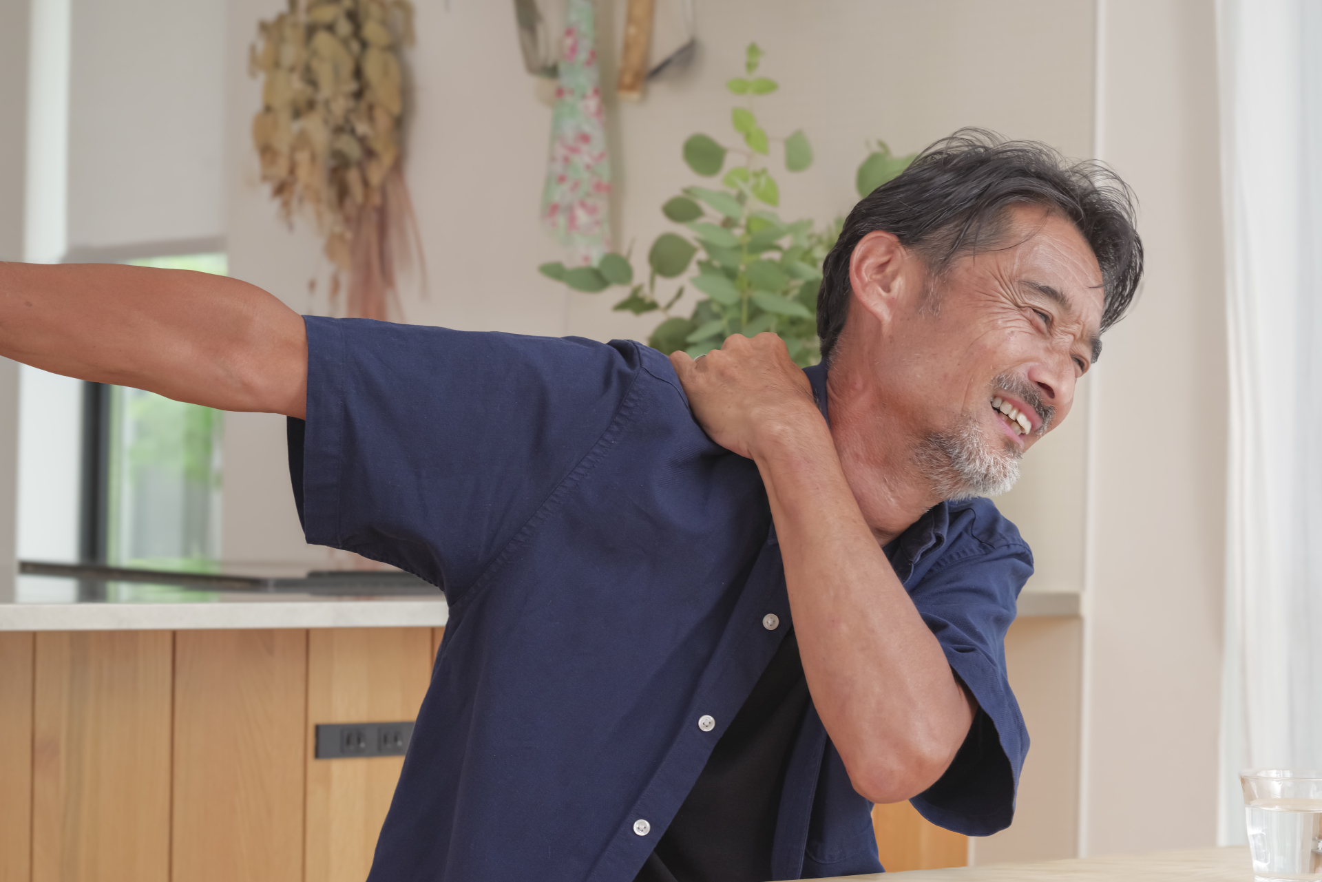 腕を後ろにまわすと痛む